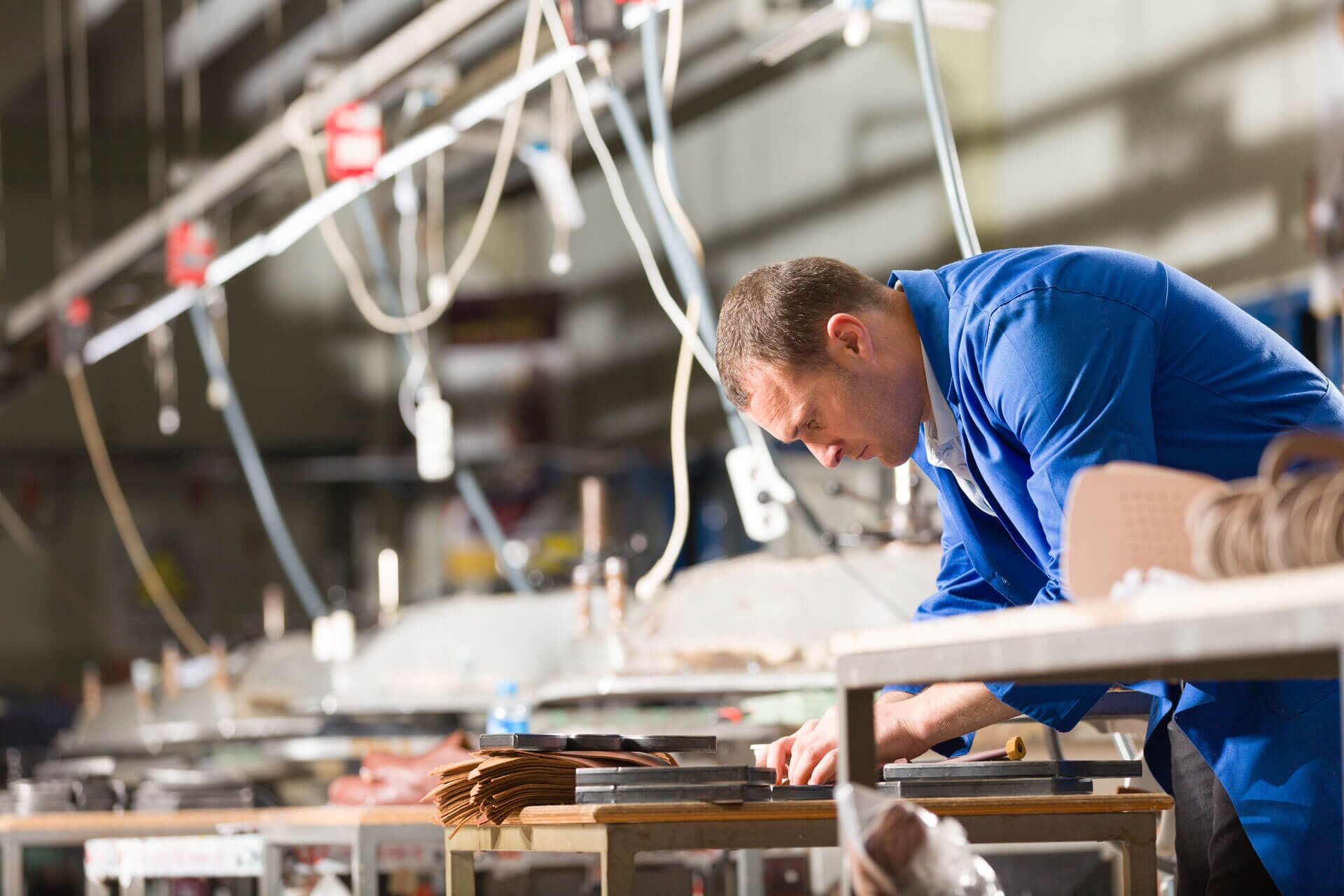 Technicien de Conceptromec au travail en usine