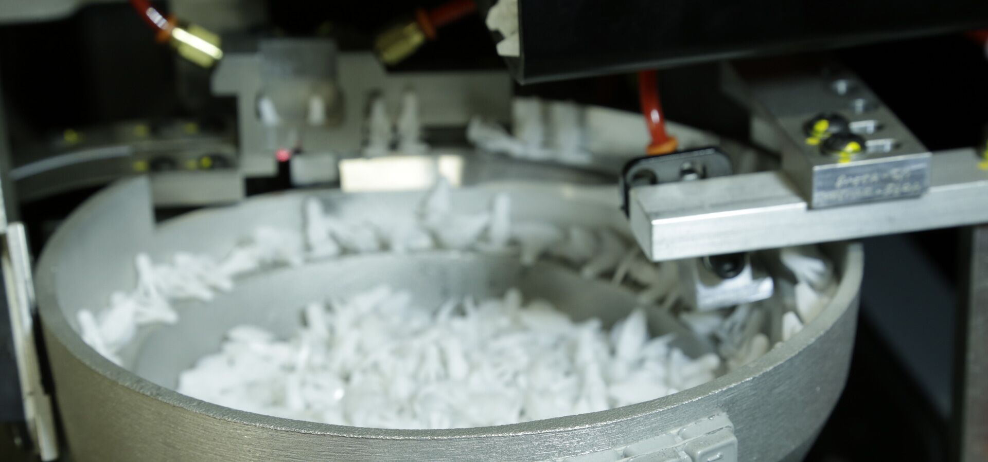Bol vibrant alimentant des clips dans une machine d’insertion